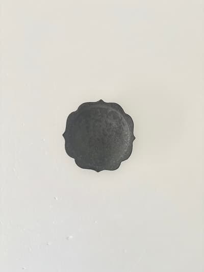 【美品】額賀円也　鉄釉　稜花皿　 画像1