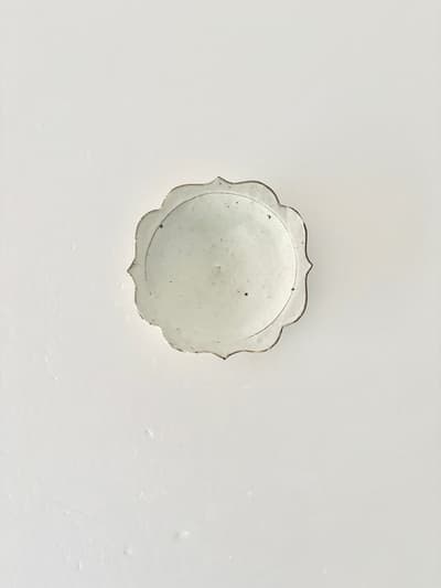 【美品】額賀円也　粉引　稜花皿　 画像1