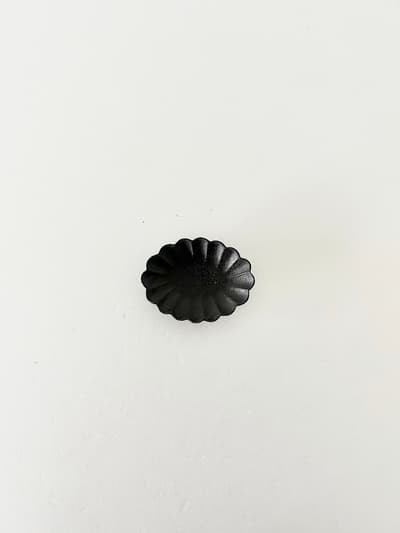 【美品】高島大樹　黒釉輪花楕円小皿　在庫2点有り 画像1