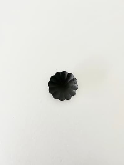 【美品】高島大樹　黒釉輪花小皿 画像1