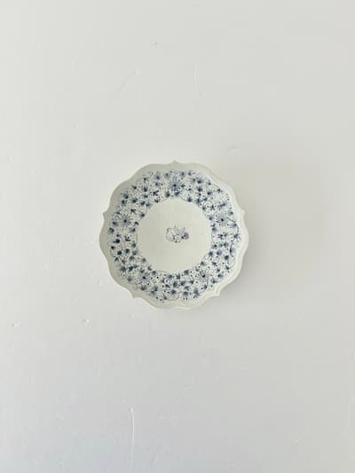 【美品】大井萌子　染付 花　うさぎ　稜花皿 画像1