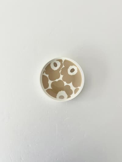 【美品】marimekko　Oiva　UNIKKO　ラウンドプレート　ゴールド・ベージュ 画像1