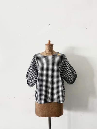 【美品】grin　ギンガムチェック　刺繍ブラウス　サイズ2 画像1