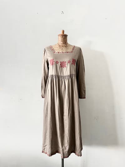 Hug O war　刺繍ワンピース　モカベージュ 画像1