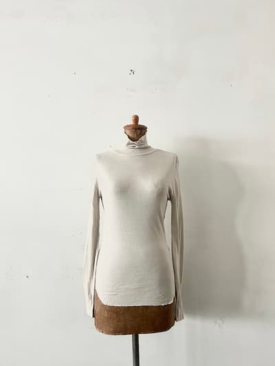 【美品】le vent souffle ナノシアー　タートルネックプルオーバー 　ライトベージュ 画像1