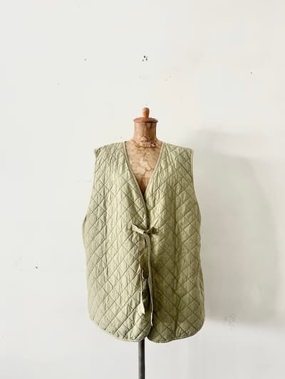 【美品】nestRobe　コットンラミーキルティングリバーシブルベスト OLIVE 画像1
