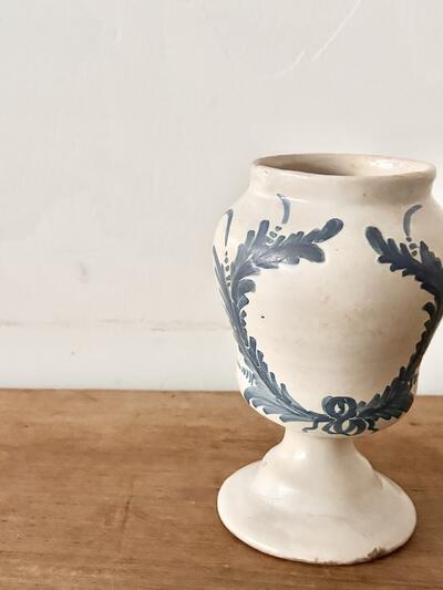 フランス アンティーク 花瓶 蓋なし 薬瓶 ポット ブルー リース文様 16cm 画像3