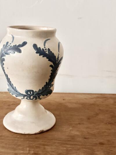 フランス アンティーク 花瓶 蓋なし 薬瓶 ポット ブルー リース文様 16cm 画像4