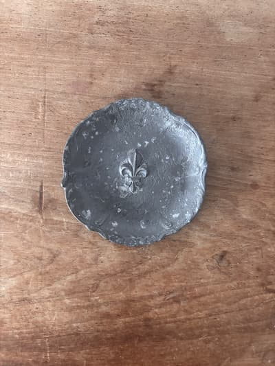 フランスアンティーク ピューター皿 フルール・ド・リス 13cm 錫製 小皿 画像1