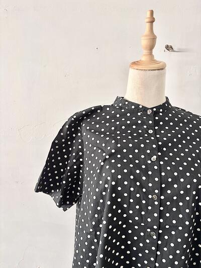 【美品】MidiUmi（ミディウミ）ドット柄 スタンドカラー ブラウス 画像2