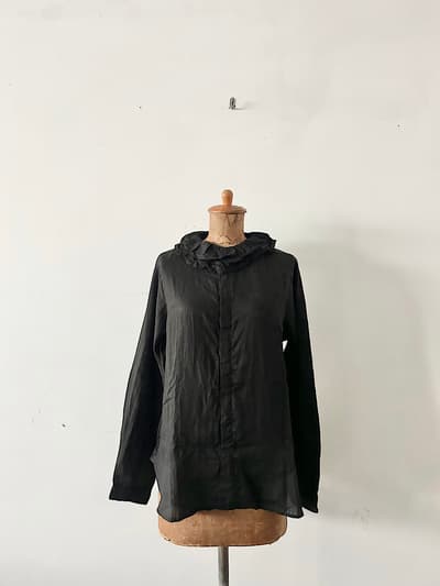 【美品】nestRobe  フリルカラーリネンブラウス　ブラック 画像1