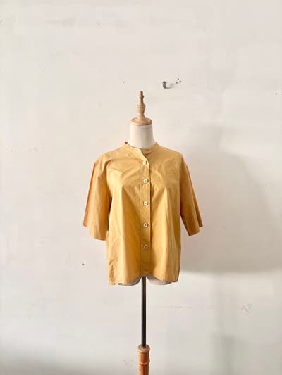 MHL. エムエイチエル コットンリネン バンドカラーシャツ マスタード 2 画像1