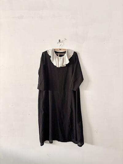 mano akiko 綿シルク フリルカラー ワンピース ブラック 画像9