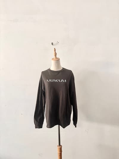 ユナイテッドアローズ 【GLR】MUSEUM ロゴ ロングTシャツ チャコール 画像1