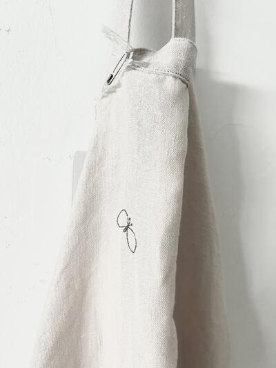 【美品】mina perhonen　choucho　リネン　エプロン　light grey   画像4