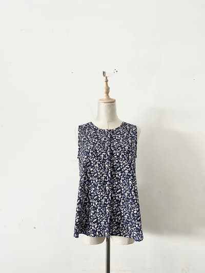 【美品】SHIPS ブルー 花柄 総柄 ノースリーブ ブラウス 画像1