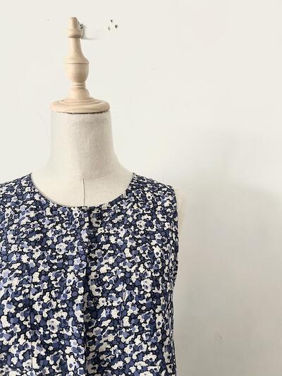 【美品】SHIPS ブルー 花柄 総柄 ノースリーブ ブラウス 画像3