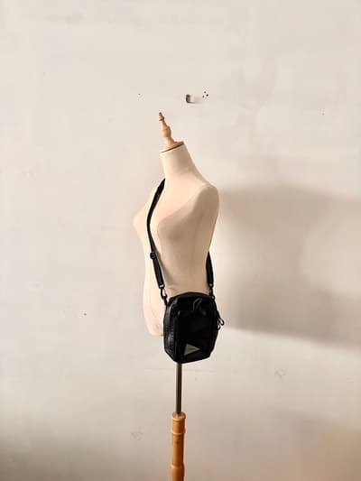 【美品】and wander アンドワンダー ショルダーバッグ サコッシュ ブラック 画像1