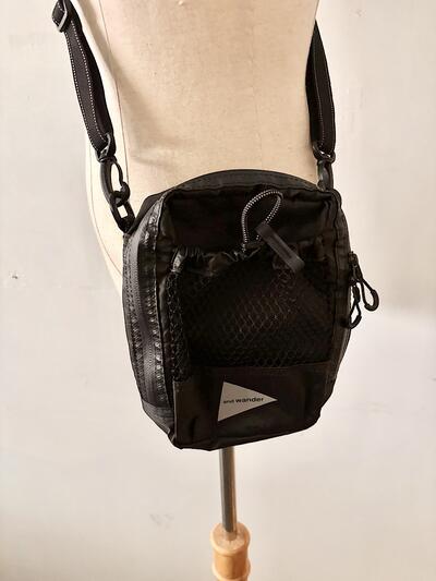 【美品】and wander アンドワンダー ショルダーバッグ サコッシュ ブラック 画像2