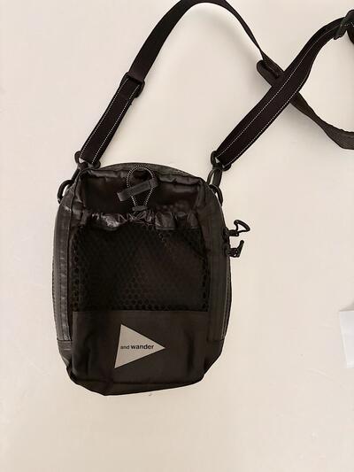 【美品】and wander アンドワンダー ショルダーバッグ サコッシュ ブラック 画像5