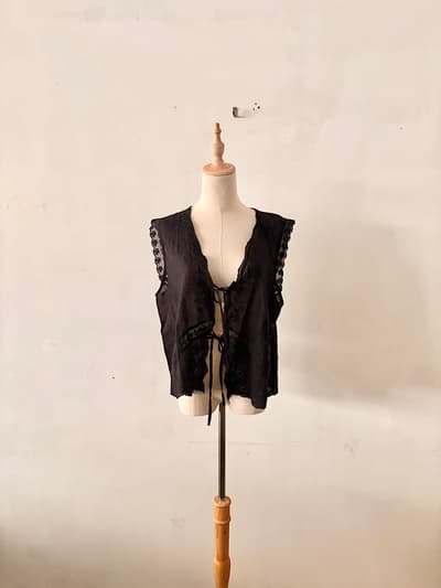 ZARA ザラ レース切替 刺繍入りジレ ベスト フロントリボン ブラック XL 画像1