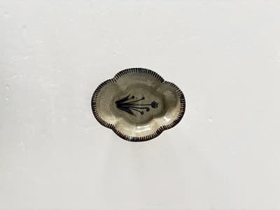 【美品】　加藤舞　益子焼き　皿　鍔縁木瓜皿 M 鉄絵並白釉　 画像1