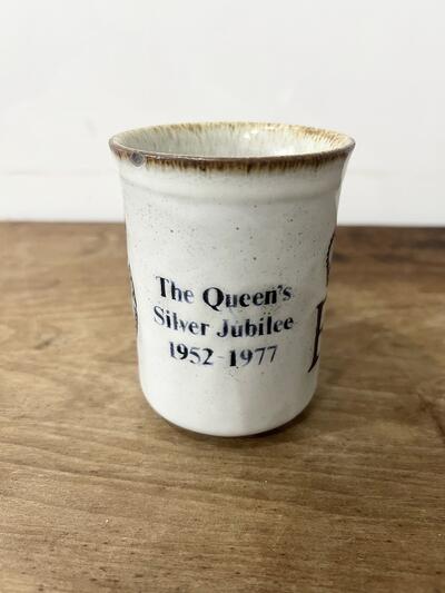 【希少】イギリス王室 エリザベス女王 シルバージュビリー 記念マグカップ 1977年 画像4