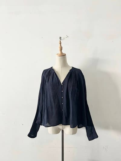 【試着のみ】Khadi and Co.　アンドラプレインタックブラウス　SARA　ネイビー 画像1