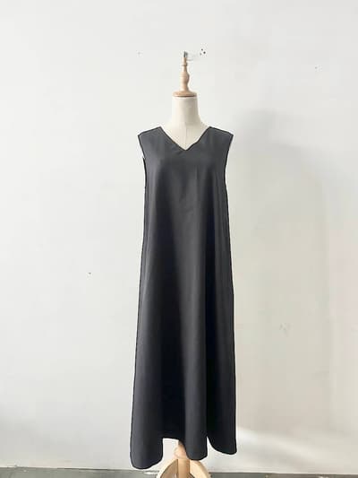 【美品】Le Glazik 　ノースリーブ Vネック ワンピース 墨色 チャコール ブラック 画像1