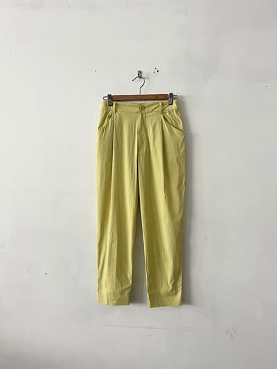 human woman テーパードタックパンツ レモンイエロー 画像1