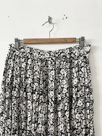 【美品】R&D.M.Co- リネン フラワープリント キュロット パンツ ブラック・ホワイト 画像2
