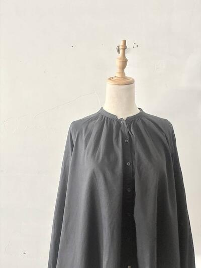 PAR ICI（パーリッシィ） コットン ギャザー バンドカラー ギャザーブラウス ブラック 画像2