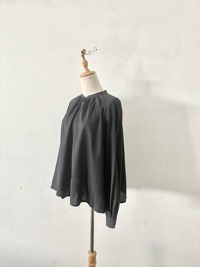 PAR ICI（パーリッシィ） コットン ギャザー バンドカラー ギャザーブラウス ブラック 画像3