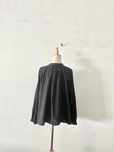 PAR ICI（パーリッシィ） コットン ギャザー バンドカラー ギャザーブラウス ブラック 画像5