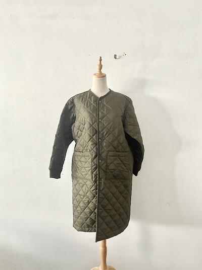 【美品】BEAVER  キルティング ノーカラーロングコート（カーキ / 英国製） 画像1
