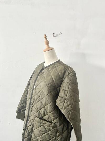 【美品】BEAVER  キルティング ノーカラーロングコート（カーキ / 英国製） 画像3