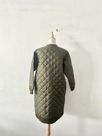 【美品】BEAVER  キルティング ノーカラーロングコート（カーキ / 英国製） 画像7