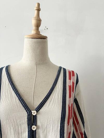 【美品】Devotion TWINS ジオメトリック 幾何学柄 Vネック ブラウス 画像3