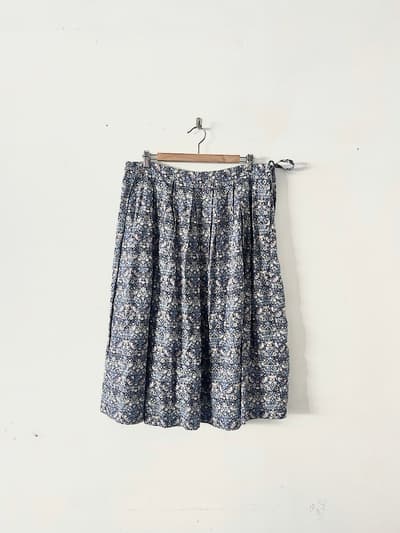 【美品】a piece of library　LIBERTY　花柄リネンスカート　タック入り 画像1