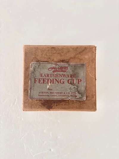 希少 箱付 イギリスアンティーク 吸い飲み　フィーディングカップ　陶器　ホワイト 画像1