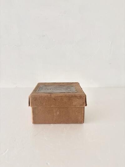 希少 箱付 イギリスアンティーク 吸い飲み　フィーディングカップ　陶器　ホワイト 画像8