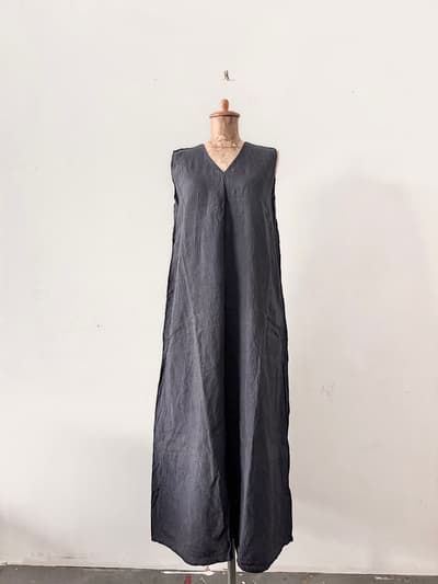 【美品】KATAKAMINA   リネンノースリーブワンピース　ネイビー 画像1