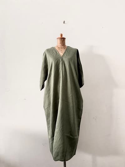 【美品】KATAKAMINA  リネンワンピース　オリーブ 画像1
