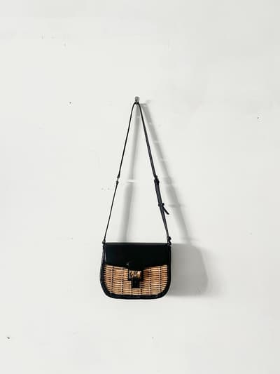 【美品】ebagos エバゴス　カーフ・ショルダーバッグ（ラウンドショルダー）紅籐 ・ カーフレザー ブラック　 画像1