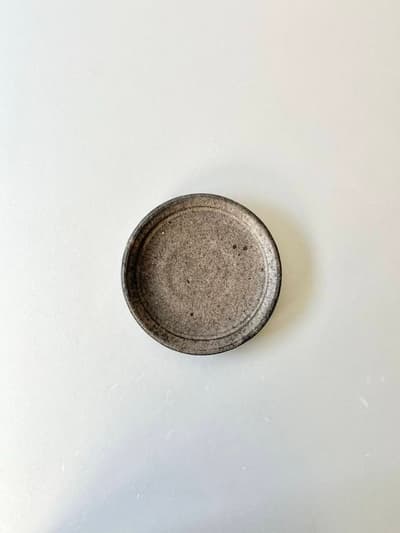 【美品】田鶴濵 守人　黒錆釉6寸皿 画像1