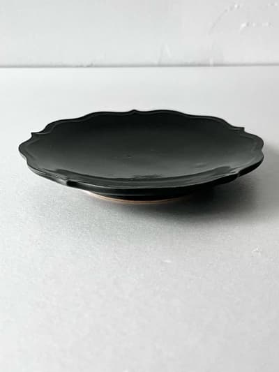 【美品】大井寛史　黒釉 稜花皿　５寸　① 画像1