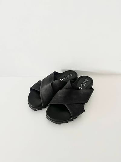 【美品】la gomma　クロスベルトサンダル　ブラックデニム　Sサイズ 画像1