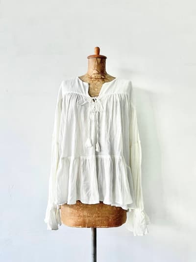 sara mallika　フリルブラウス　白　COTTON CRAPE GATHER BIG SLE：ブラウス 画像1