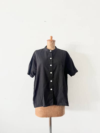 【美品】pokipcee　バンドカラーブラウス　ブラック 画像1