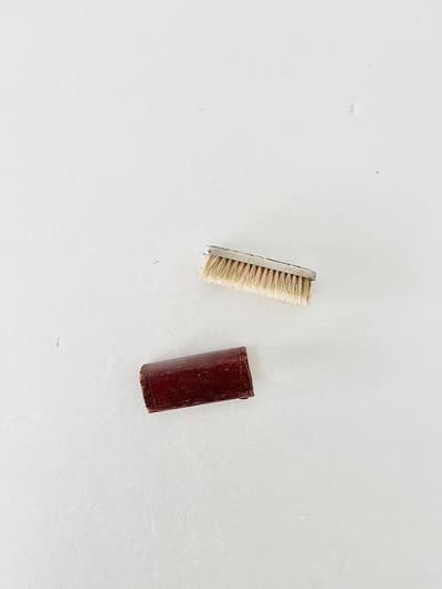 【仏アンティーク】シルバー製　ヤドリギ口ひげ用ブラシ　レザーケース付き 画像1
